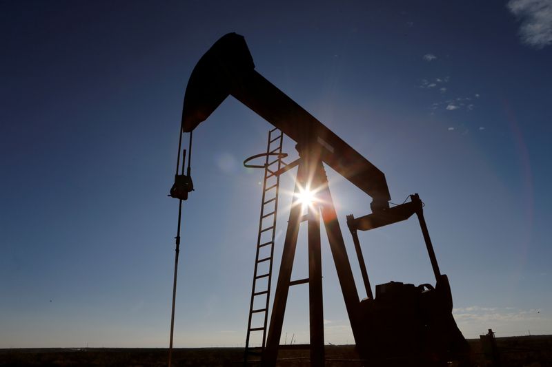 © Reuters. FILE PHOTO: The sun is seen behind a crude oil pump jack in the Permian Basin in Loving County