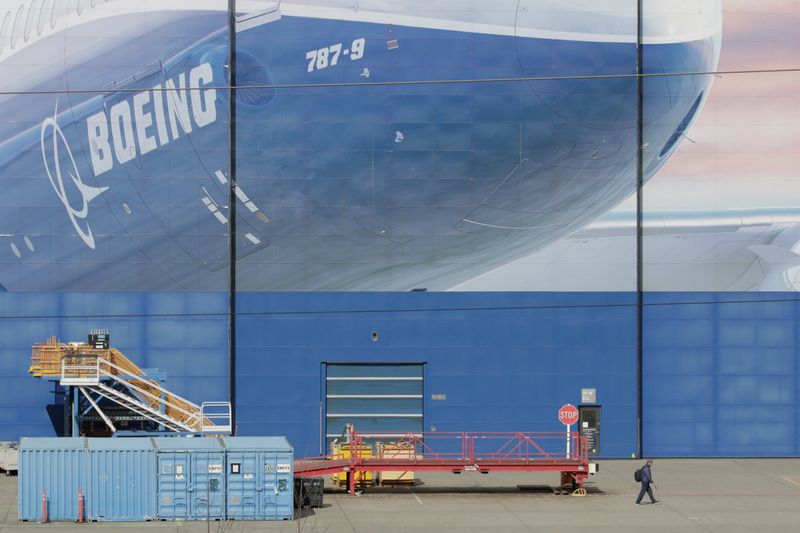 &copy; Reuters. FOTO DE ARCHIVO: Un trabajador sale de la fábrica de Boeing en Everett