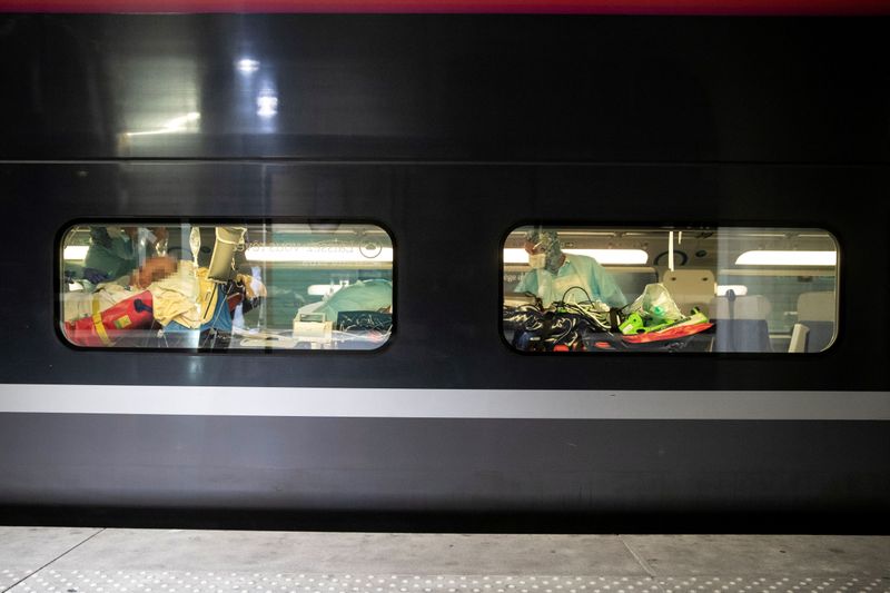 &copy; Reuters. Personale medico assiste pazienti affetti da COVID-19 a bordo di un treno ad alta velocità TGV medicalizzato presso la stazione ferroviaria Gare d&apos;Austerlitz, Parigi, 1 aprile 2020