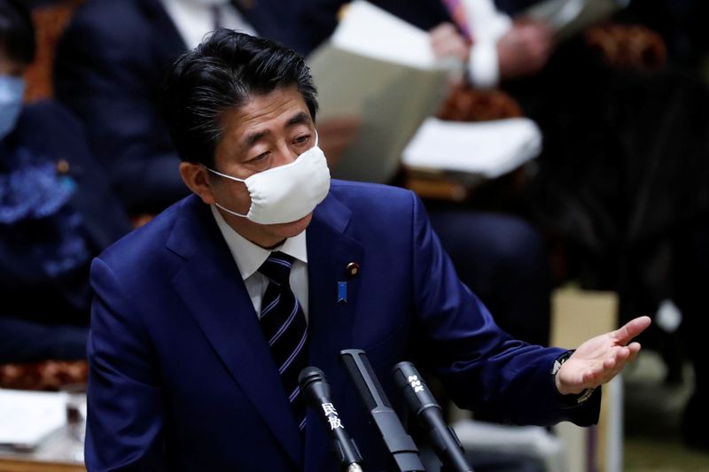 &copy; Reuters. FOTO DE ARCHIVO: El primer ministro de Japón, Shinzo Abe, lleva una mascarilla mientras asiste a una sesión parlamentaria en Tokio, Japón, el 1 de abril de 2020