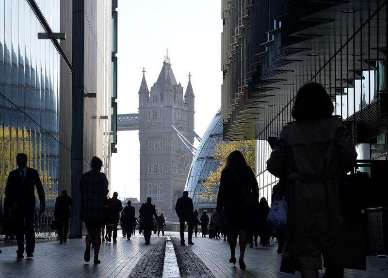 &copy; Reuters. 英企業の27％、一時的に従業員削減　新型コロナで