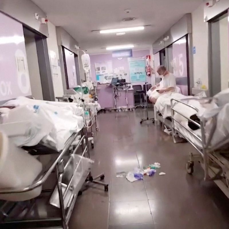 &copy; Reuters. Vista de corredor com pacientes em unidade de emergência em hospital da Espanha em meio à pandemia de coronavírus