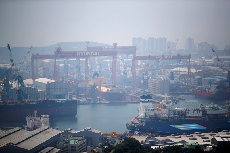 &copy; Reuters. FILE PHOTO: Giant cranes of Hyundai Heavy Industries are seen in Ulsan