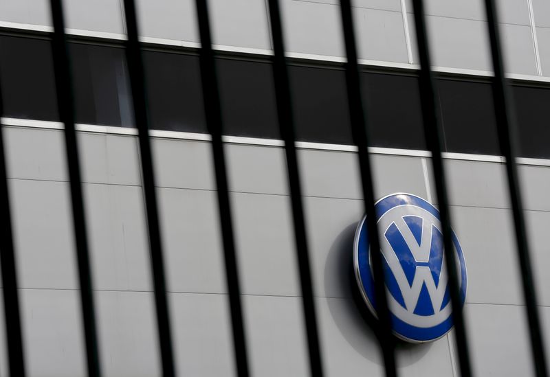 &copy; Reuters. هاندلسبلات: مصنعو سيارات ألمان أجروا مكالمة أزمة مع ميركل