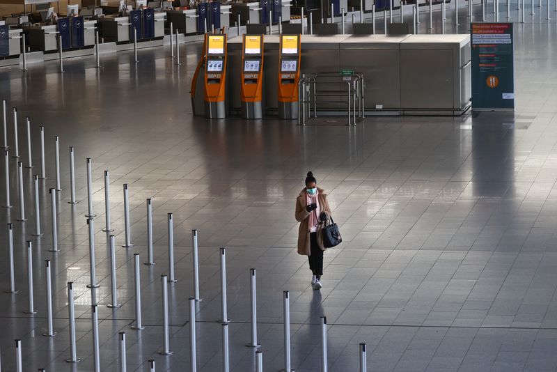 &copy; Reuters. Foto del jueves de una mujer caminando en el desierto aeropuerto de Fráncfort