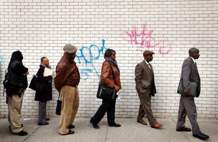 &copy; Reuters. FOTO DE ARCHIVO. Desempleados hacen fila para ingresar a una feria laboral, en Nueva York, Estados Unidos.