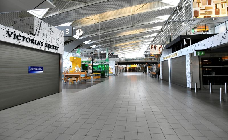 &copy; Reuters. Foto del jueves de negocios vacíos en el aeropuerto de Schiphol en Amsterdam, en medio del brote de coronavirus