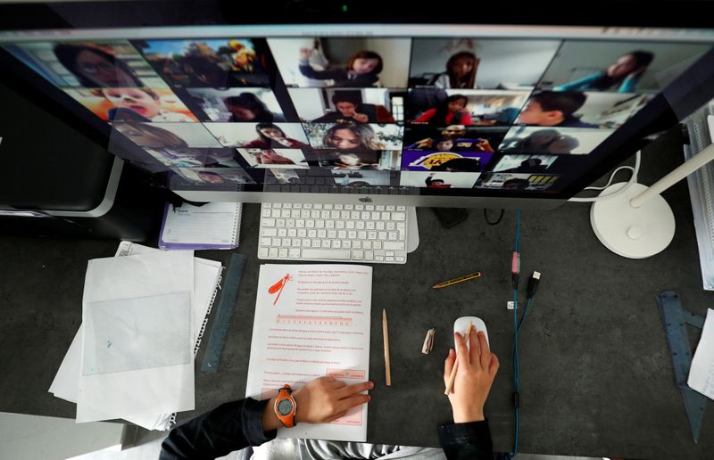 &copy; Reuters. Un estudiante participa en clases en línea con sus compañeros utilizando la aplicación Zoom en su casa
