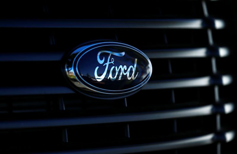 &copy; Reuters. FILE PHOTO: FILE PHOTO: The front grill logo of a Ford pickup truck