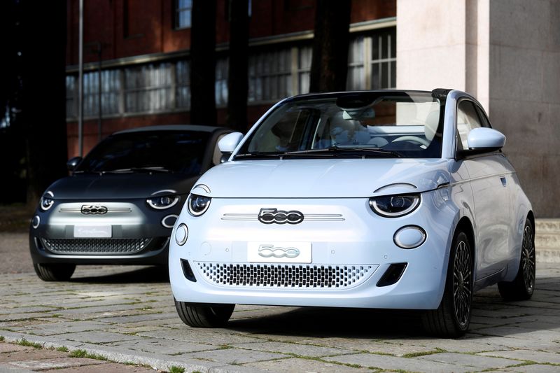 &copy; Reuters. FILE PHOTO: A new Fiat 500 electric car is unveil in Milan