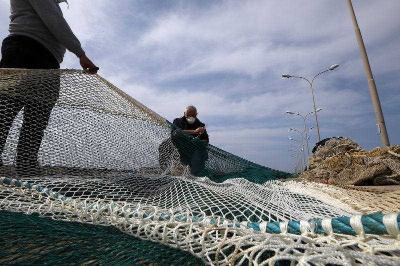 &copy; Reuters. Pescadores em Fiumicino, perto de Roma