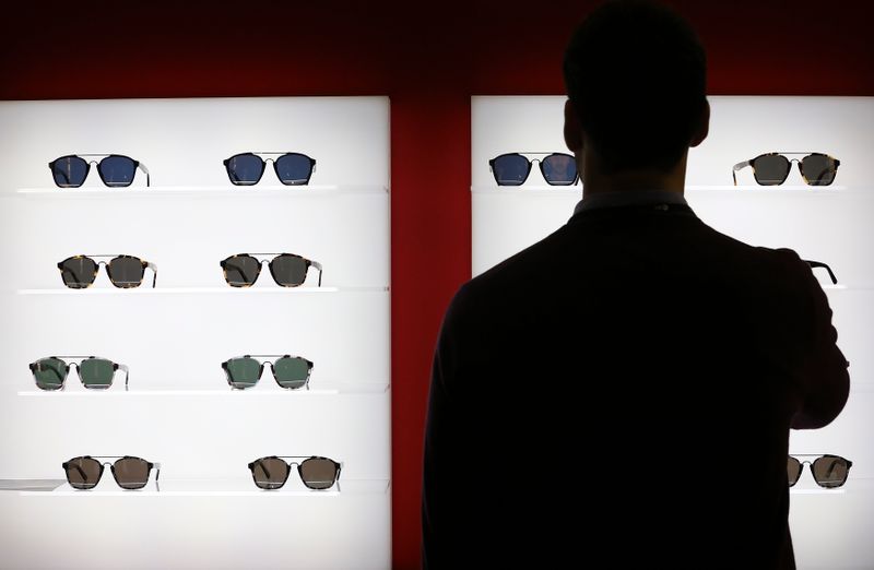 © Reuters. Un cliente presso uno degli stand di occhiali allestiti durante la fiera Mido a Milano, 28 febbrario 2016