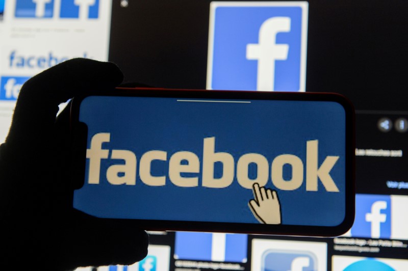 © Reuters. Imagen de ilustración del logo de Facebook en la pantalla de un teléfono móvil.