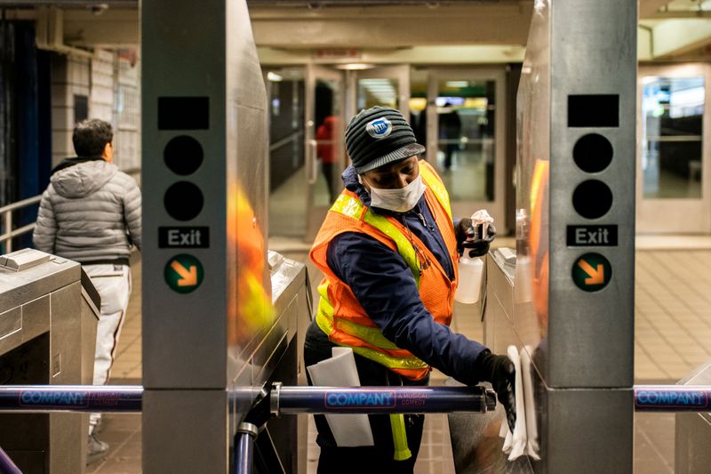 © Reuters. FOTO DE ARCHIVO: Un trabajador de tránsito de la MTA limpia una estación de metro de Times Square - 42nd Street casi vacía después del brote de la enfermedad por coronavirus (COVID-19) en la ciudad de Nueva York