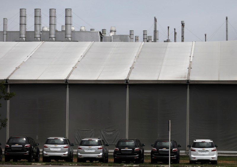 © Reuters. Veículos novos em pátio na fábrica da General Motors em São José dos Campos (SP)