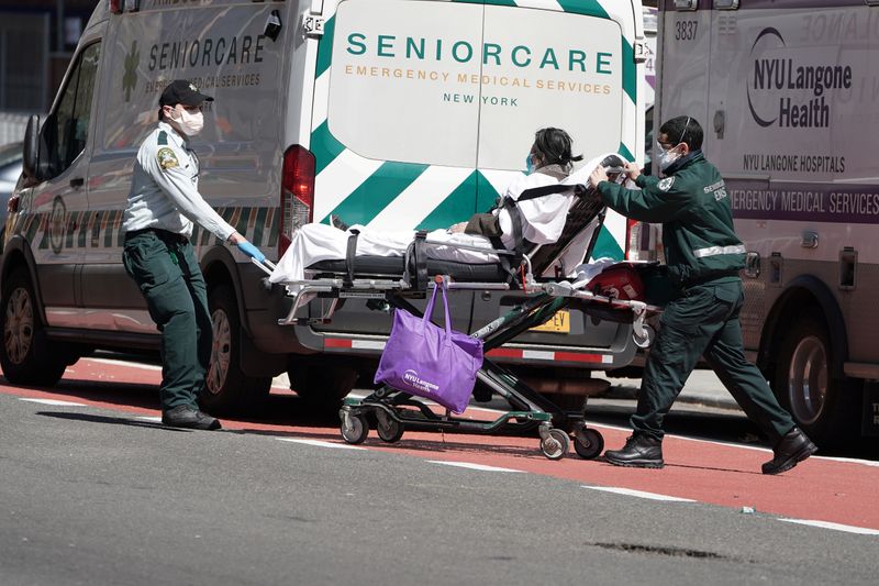 © Reuters. Paciente é retirado de ambulância em frente a hospital de Nova York durante pandemia de coronavírus