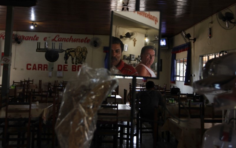 © Reuters. Caminhoneiros durante almoço em restaurante na rodovia SP-304, em Borborema (SP)