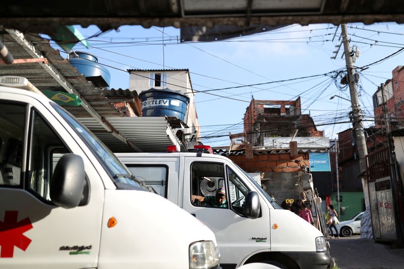 &copy; Reuters. Ambulâncias na favela de Paraisópolis, em São Paulo