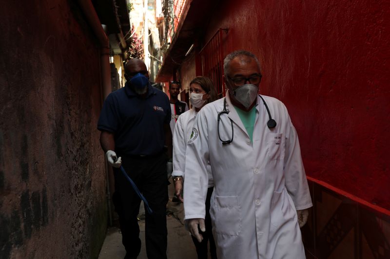 © Reuters. Residents of the city's biggest slum Paraisopolis have hired a round-the-clock private medical service to fight the coronavirus disease (COVID-19), in Sao Paulo