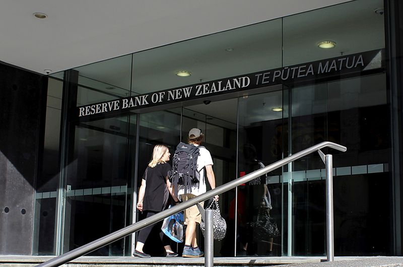 &copy; Reuters. FILE PHOTO: Two people walk towards the entrance of the Reserve Bank of New Zealand located in the New Zealand capital city of Wellington