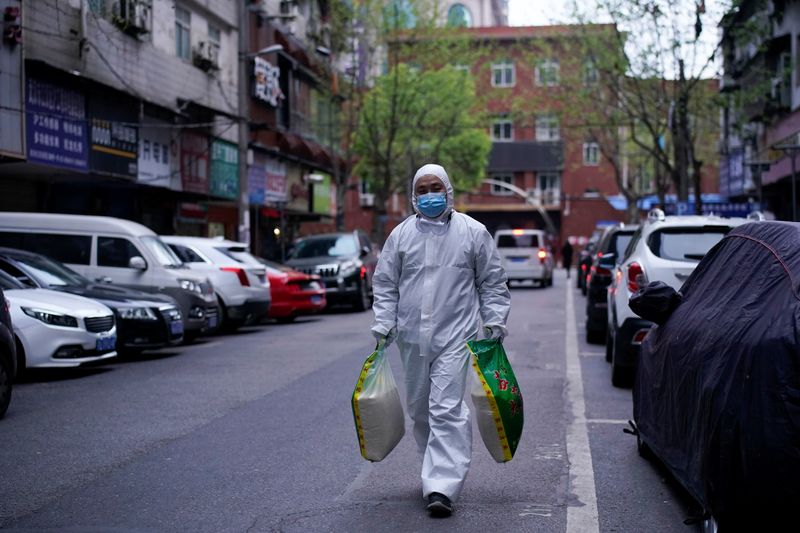 &copy; Reuters. 中国の新型コロナ死者4人、全員武漢　市当局は感染拡大を警戒