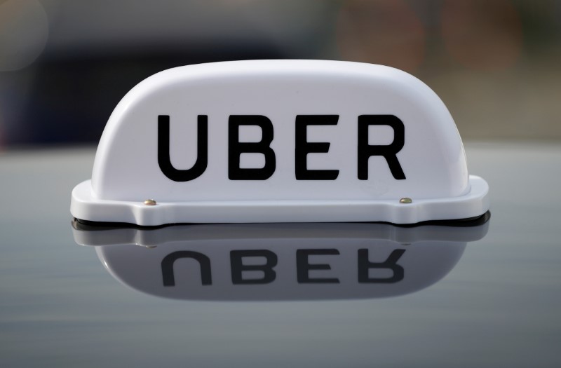 &copy; Reuters. Foto de archivo. El logo de la compañía Uber en el techo de un taxi en Liverpool, Reino Unido.