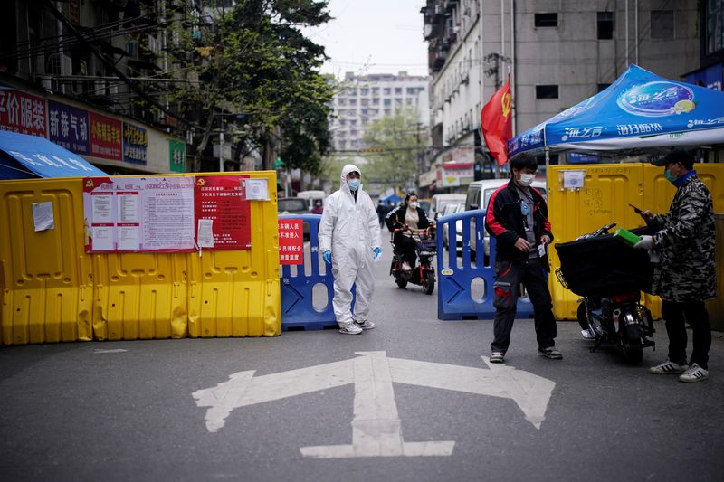 &copy; Reuters. Punto de control de una comunidad en una zona residencial bloqueada por barreras en Wuhan, provincia de Hubei, el epicentro del brote de la enfermedad coronavirus de China (COVID-19), el 3 de abril de 2020