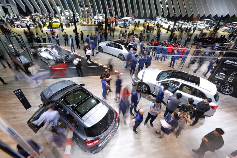 &copy; Reuters. People visit at the booth of Mercedes Benz at the Auto China 2018 motor show in Beijing