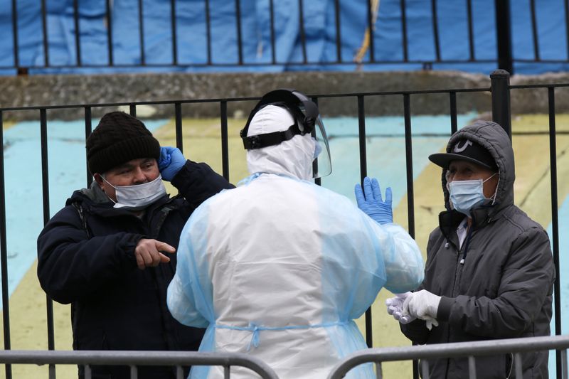 &copy; Reuters. Un trabajador del Hospital distribuye equipos de protección personal a las personas en la ciudad de Nueva York, Nueva York, EEUU, 2 de abril de 2020