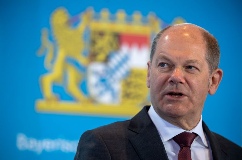 &copy; Reuters. FOTO DE ARCHIVO: El ministro de Finanzas alemán Olaf Scholz se dirige a una rueda de prensa en Múnich, Alemania, el 31 de marzo de 2020