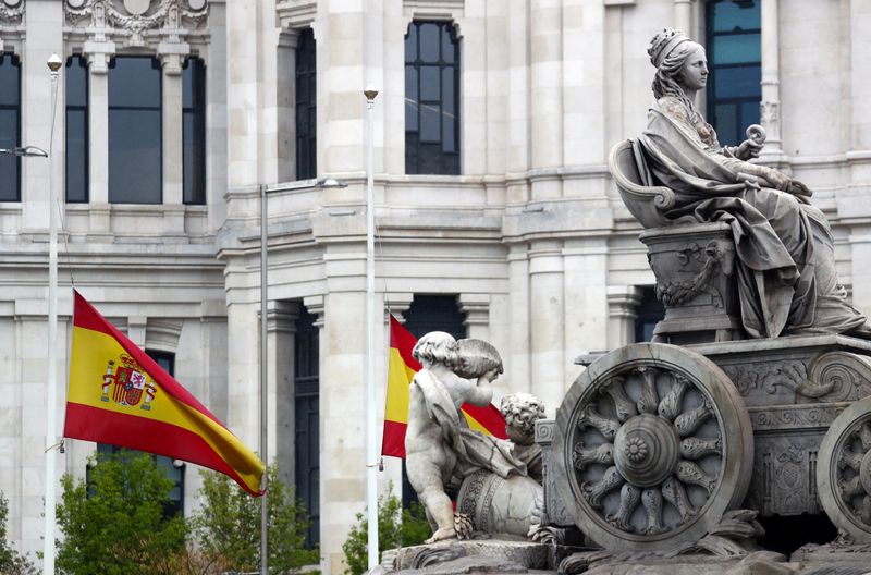 &copy; Reuters. La bandiera spagnola a mezz&apos;asta a Madrid