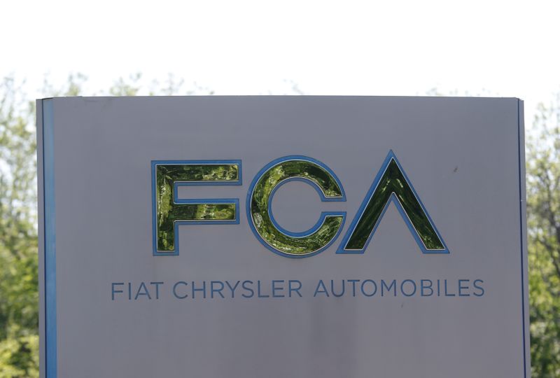 &copy; Reuters. Il logo Fiat Chrysler Automobiles a Auburn Hills, Michigan