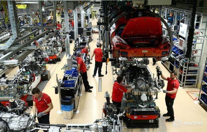 &copy; Reuters. FOTO DE ARCHIVO: Una línea de montaje de Porsche en Stuttgart-Zuffenhausen