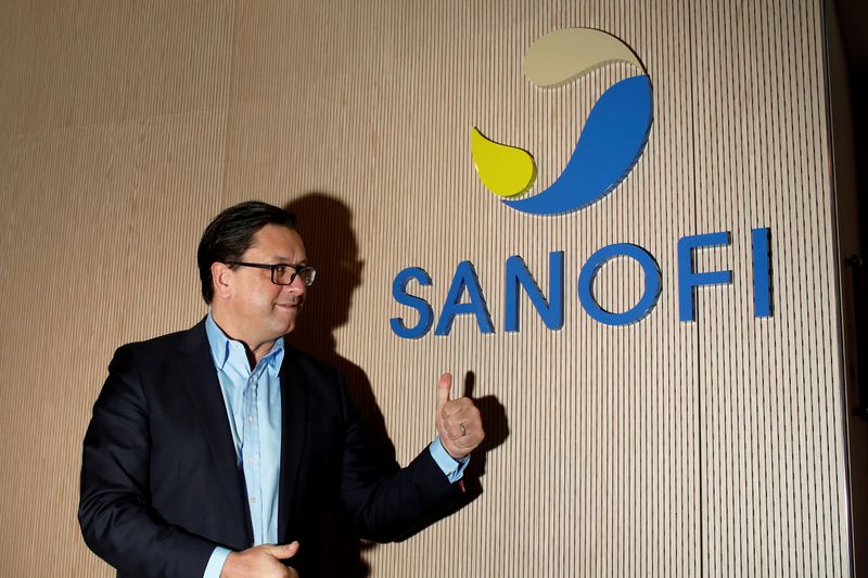 &copy; Reuters. FOTO DE ARCHIVO: Paul Hudson, consejero delegado de Sanofi, durante la conferencia anual de resultados de la empresa en París