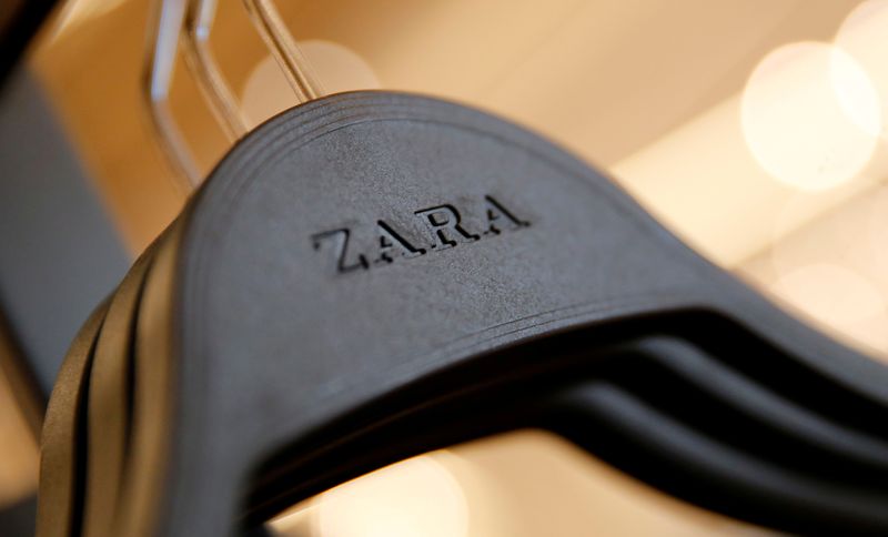 &copy; Reuters. FILE PHOTO: Zara&apos;s logo is seen on a clothes hanger in a Zara store, an Inditex brand, in central Barcelona