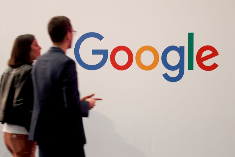 &copy; Reuters. FOTO DE ARCHIVO: Visitantes pasan por el logo de Google en París, Francia, el 16 de mayo de 2019