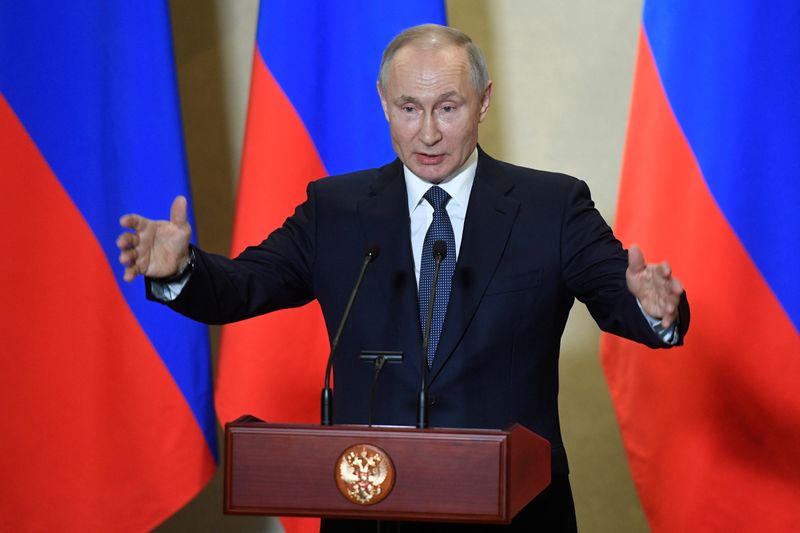 &copy; Reuters. Президент РФ Владимир Путин выступает в Севастополе