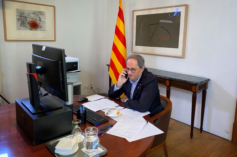 &copy; Reuters. Líder do governo regional da Catalunha, Quim Torra, conversa ao telefone durante entrevista à Reuters em Barcelona