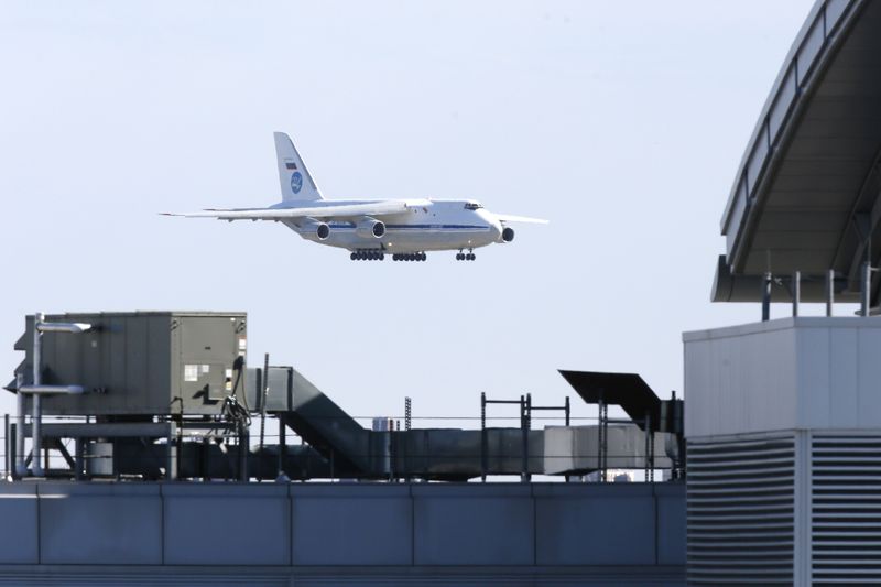 &copy; Reuters. FILE PHOTO: Russian military transport plane carrying medical equipment masks and supplies lands at JFK Airport during outbreak of the coronavirus disease (COVID-19) in New York