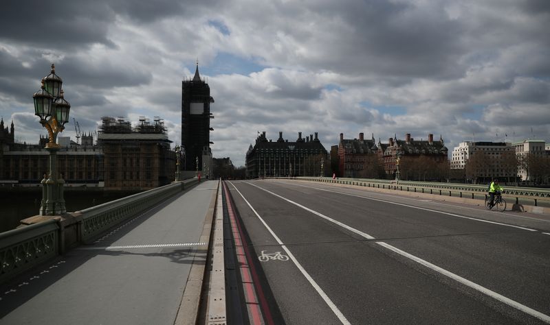&copy; Reuters. Ciclista atravessa ponte de Westminster vazia em Londres em meio à pandemia de Covid-19