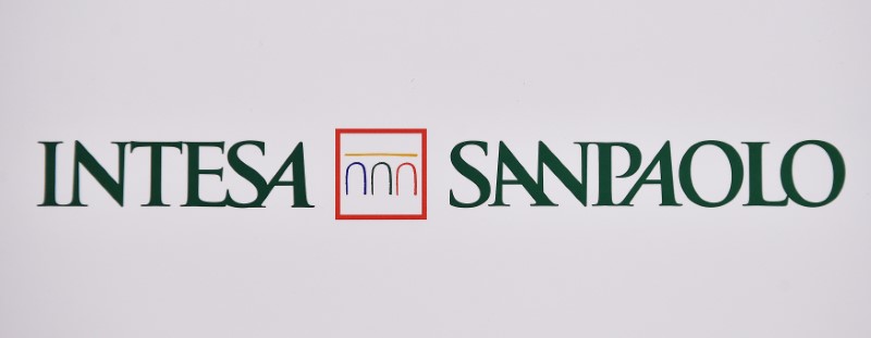 &copy; Reuters. Il logo della banca Intesa Sanpaolo presso la sede di Torino