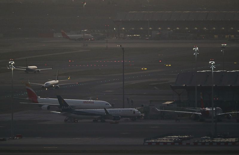 &copy; Reuters. A general view of planes on the tarmac at Madrid&apos;s Barajas Airport, in Madrid