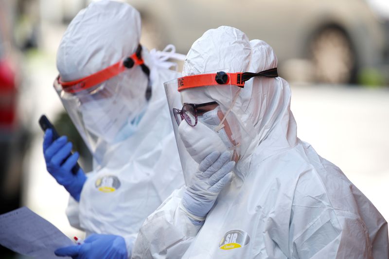 &copy; Reuters. Personale medico accorre in soccorso di pazienti affeti da coronavirus a Napoli, 2 aprile 2020