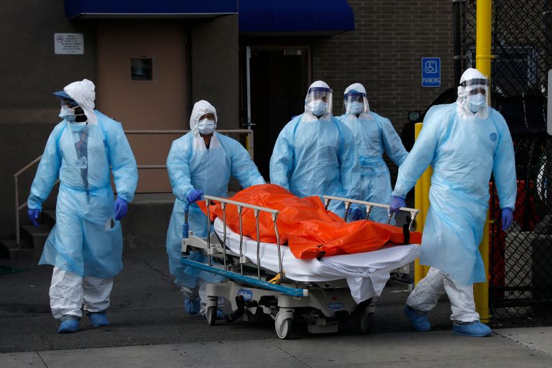 &copy; Reuters. Profissionais de saúde levam corpo de pessoa morta em hospital no Brooklyn