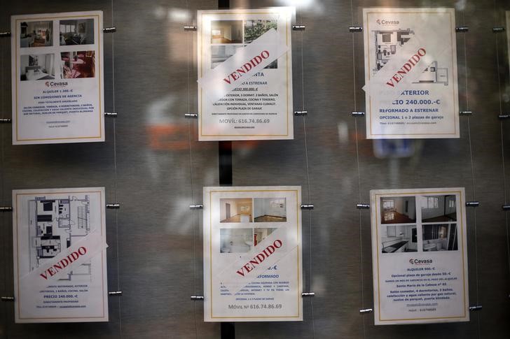 © Reuters. FOTO DE ARCHIVO: Carteles mostrando las propiedades vendidas en una inmobiliaria en Madrid