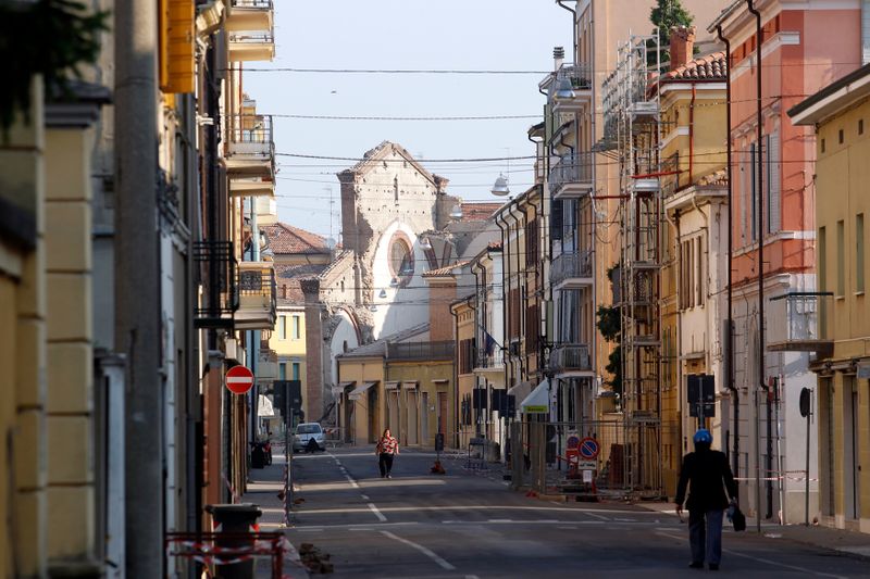 © Reuters. La cittadina medioevale di Mirandola, in provincia di Modena