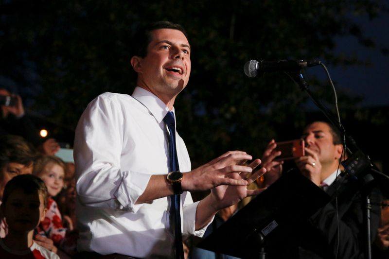 © Reuters. FILE PHOTO: Former Democratic presidential candidate Pete Buttigieg endorses former U.S. Vice President Joe Biden at Chicken Scratch in Dallas