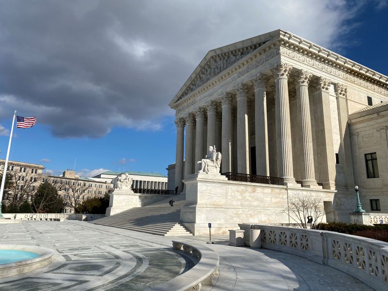 © Reuters. FILE PHOTO: The U.S. Supreme Court building is seen in Washington