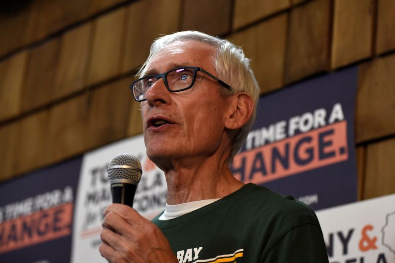 © Reuters. FILE PHOTO: Democratic gubernatorial candidate Evers speaks to supporters at a campaign event in Milwaukee