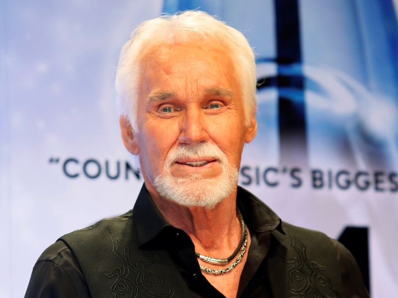 &copy; Reuters. FILE PHOTO: Kenny Rogers poses backstage after accepting the Willie Nelson Lifetime Achievement award at the 47th Country Music Association Awards in Nashville